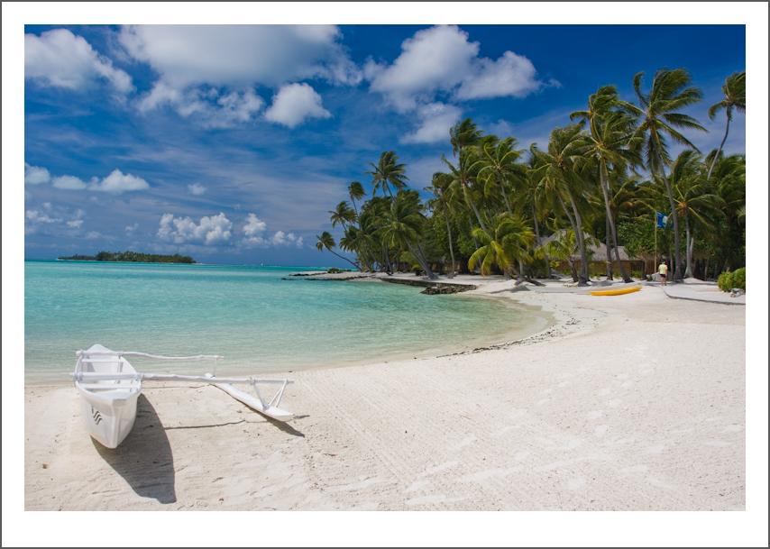 Una canoa en la playa de Bora Bora 
