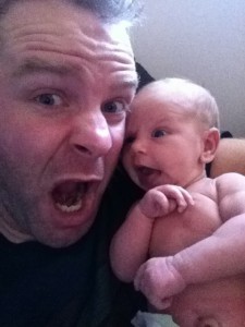 Selfie viral de Eddie Wheler con su hijo de 4 meses